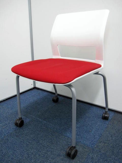 【キャスター良好品！】重ねてしまえるコクヨ製チェア｜レッド【まとめていかがですか】
                        会議用椅子160シリーズ
                                    中古
            