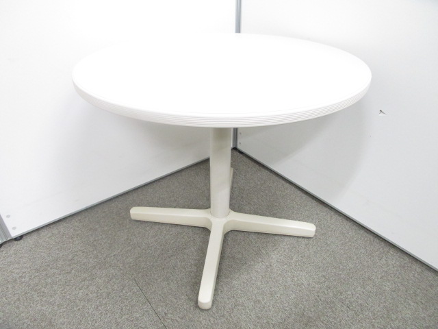 【お勤め品！】【１台限り】クリーミーで優し気なカラーの丸テーブルです！商談スペースやリフレッシュルームにうってつけ！【天板裏のビス1本欠け】
                        
                                    中古
            