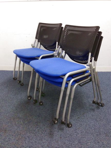 【12脚入荷】人気シリーズのスタッキングチェア6脚セット！！　まとめて購入でき、お買い得価格です！！
                        プロスタック
                                    中古
            