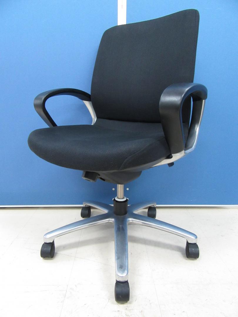 [12脚入荷⇒残り11脚!!]コクヨ製 ダイナフィットチェア-2 ブラック■重厚感のある風合いで役員様・会議室でのご使用におすすめです!![新品M価20万円クラス]
                        ダイナフィット
                                    中古
            