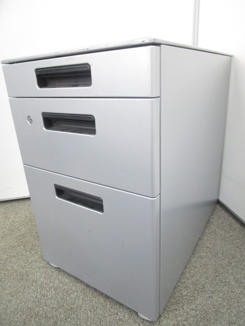 【6台入荷！】フラットなデザインとシルバーカラーがクール！引き出しの厚みも３段階に分かれており、細かな分類が可能です！
                        アリオス
                                    中古
            