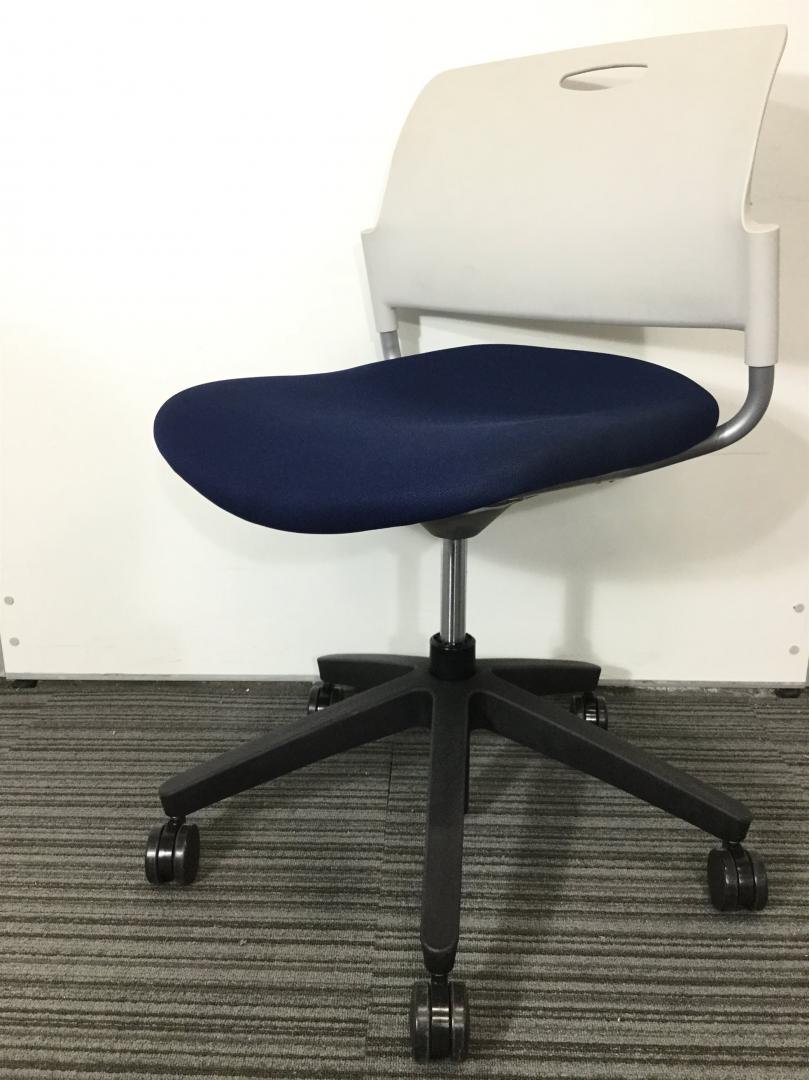 オシャレな会議用チェアが入荷！ホワイト・ブルーのコントラクトが光る
                        
                                    中古
            