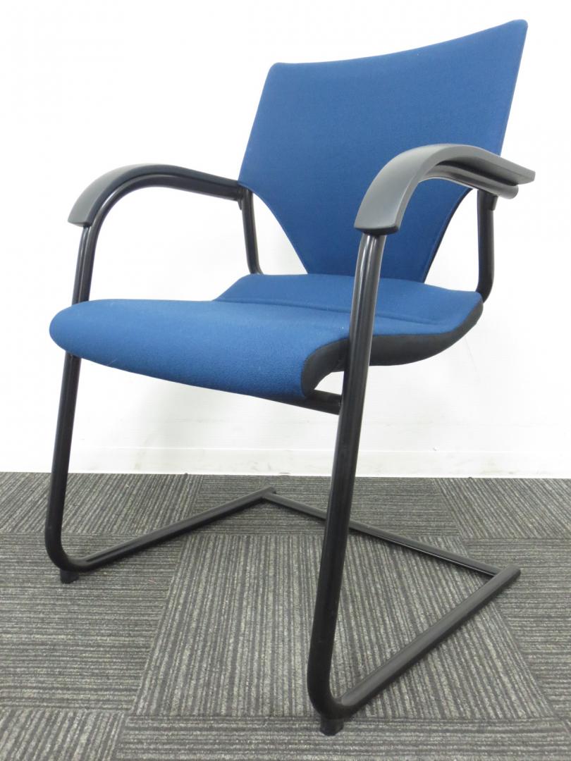 【緊急値下げ！\7,000→\3,999】【お洒落なお部屋作りを】海外メーカーWilkhann製のモダスチェアが入荷致しました！どんなオフィスにも似合うブルーです【デザイナーズ家具がこの価格で！】
                        モダスチェア
                                    中古
            