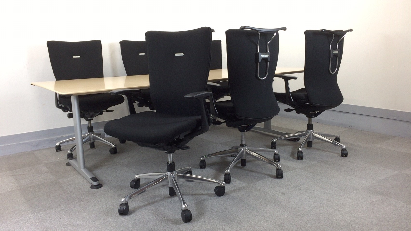 【KS】[通常購入価格180,000円→セット価格162,000円][6名様ミーティングセット]幅2400㎜　コクヨ　ミーティングテーブル＆オカムラ　フィーゴチェア　サイドファスナー　固定肘[新品M価総額80万円以上]
                        アリーナ/T
                                    中古
            