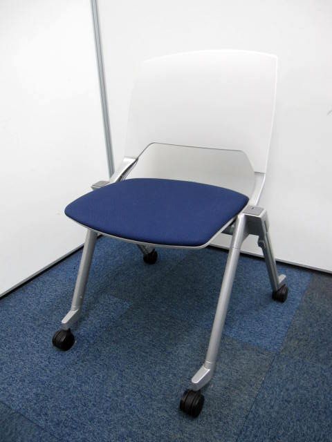 【人気タイプ】内田 FM320シリーズ スタッキング＆ネスティングチェア カラー：ダークブルー＆ホワイト【垂直方向にも水平方向にも重ねられるスタイリッシュなチェア】
                        エフエム-320シリーズ
                                    中古
            