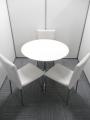 【限定1セット】ホワイト色の丸テーブルとミーティングチェアのセット
