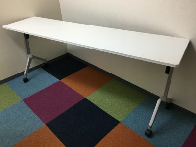 残り1台のためお安くご提案です・サイドスタックテーブル・コクヨ製・幕板無し・キャスター付き・色：ホワイト【RP】
                        リーフライン
                                    中古
            