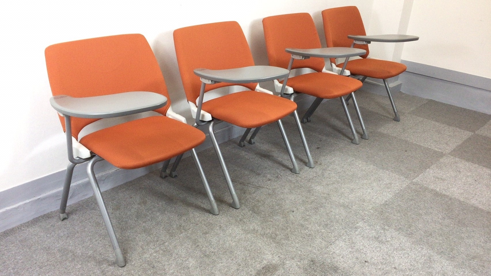 【KS】［通常24,000円→セット価格22,000円］［4脚セット］［メモ台付き］会議用・セミナー用チェア　上下スタック収納、平行スタック収納が両方可能の優れもの　ミーティングチェアやセミナー用チェアにお勧め!
                        FM-350
                                    中古
            