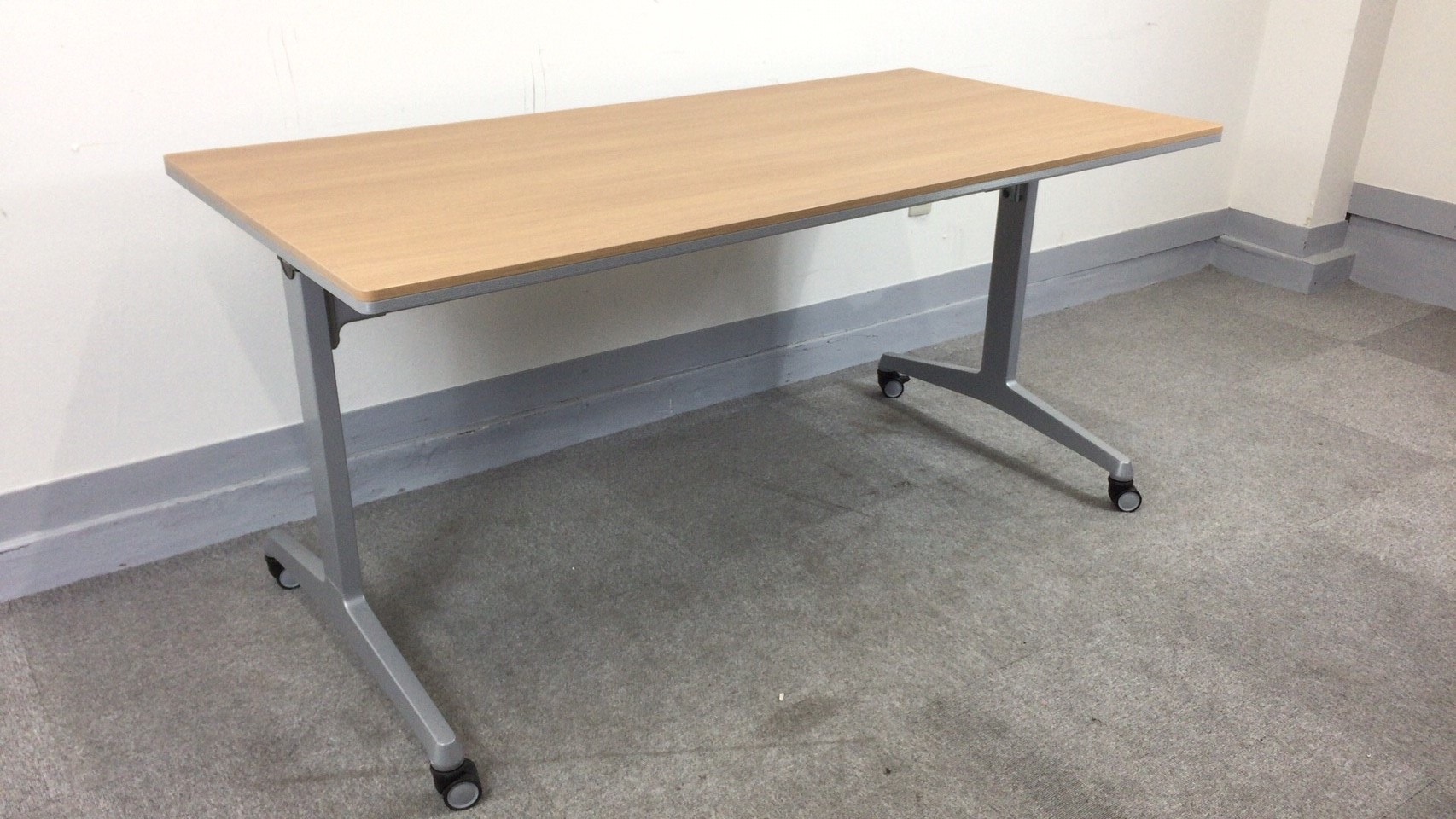 【KS】［2015年製造］［4名様向けサイズ］落ち着いた木目調天板　幅1500㎜　センターフラップテーブル　会議用テーブル［キャスターロック機能付き］［天板一部に剥がれ有りの為値下げ中］
                        81F71
                                    中古
            