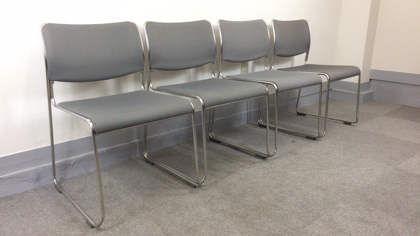 【KS】［4脚セット］即使える会議用チェア　上に重ねて収納可能　シンプルデザインで使いやすいミーティングチェアです
                        
                                    中古
            