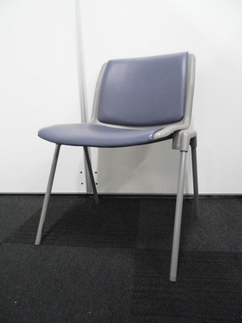 【11脚揃います！】ビニール素材の積み重ね可能なチェア　■　ミーティングスペースや休憩スペースにオススメの一品です！
                        
                                    中古
            