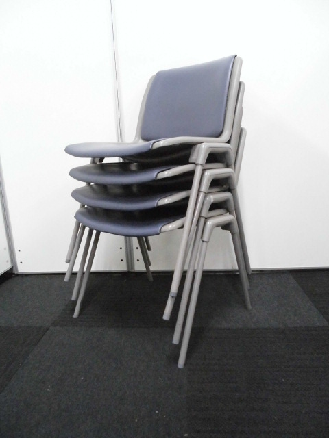 【4脚セット商品！】ビニール素材の積み重ね可能なチェア　■　ミーティングスペースや休憩スペースにオススメの一品です！
                        
                                    中古
            