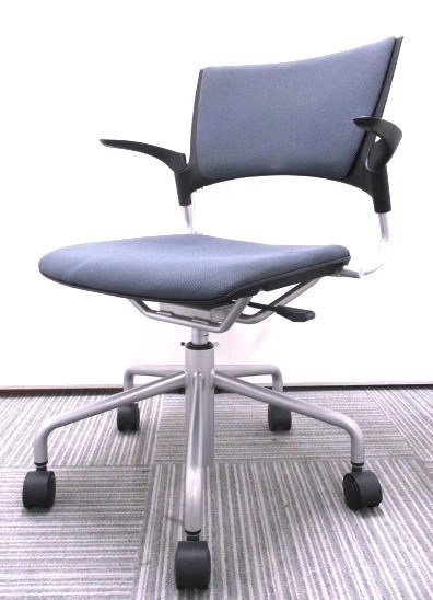 MANOSS（マノス）シリーズの回転式ミーティングチェアです。旧JISのデスクにも使えます。
                        マノス
                                    中古
            
