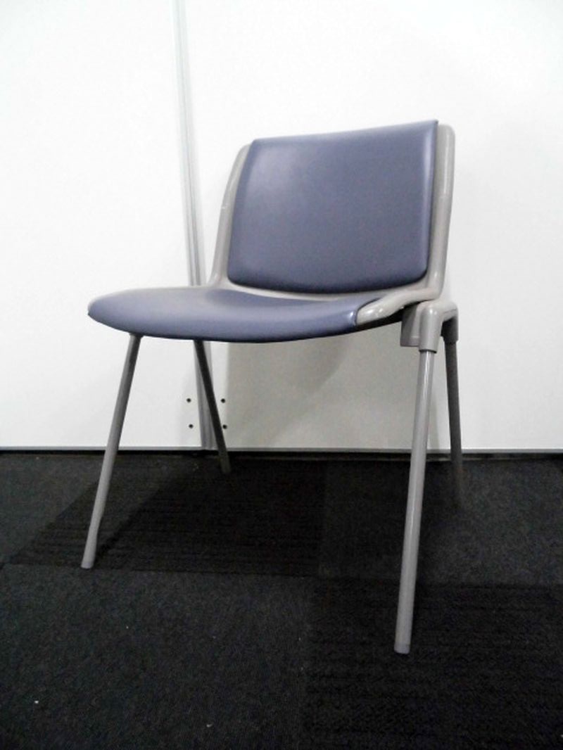 【11脚揃います！】ビニール素材の積み重ね可能なチェア　■　ミーティングスペースや休憩スペースにオススメの一品です！
                        
                                    中古
            