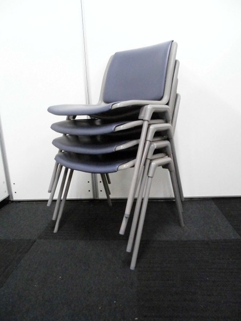 【4脚セット商品！】ビニール素材の積み重ね可能なチェア　■　ミーティングスペースや休憩スペースにオススメの一品です！
                        
                                    中古
            