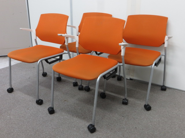 【限定１セット！】明るいカラーのスタッキングチェアが入荷！キャスター付きなので楽々移動可能！使わないときは重ねて省スペースです。
                        ステンザ
                                    中古
            