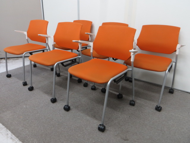 【ラスト１セット！】流行のオレンジ！使わない時は重ねられるスタッキングチェア！楽々移動可能なキャスター付きタイプです！
                        ステンザ
                                    中古
            