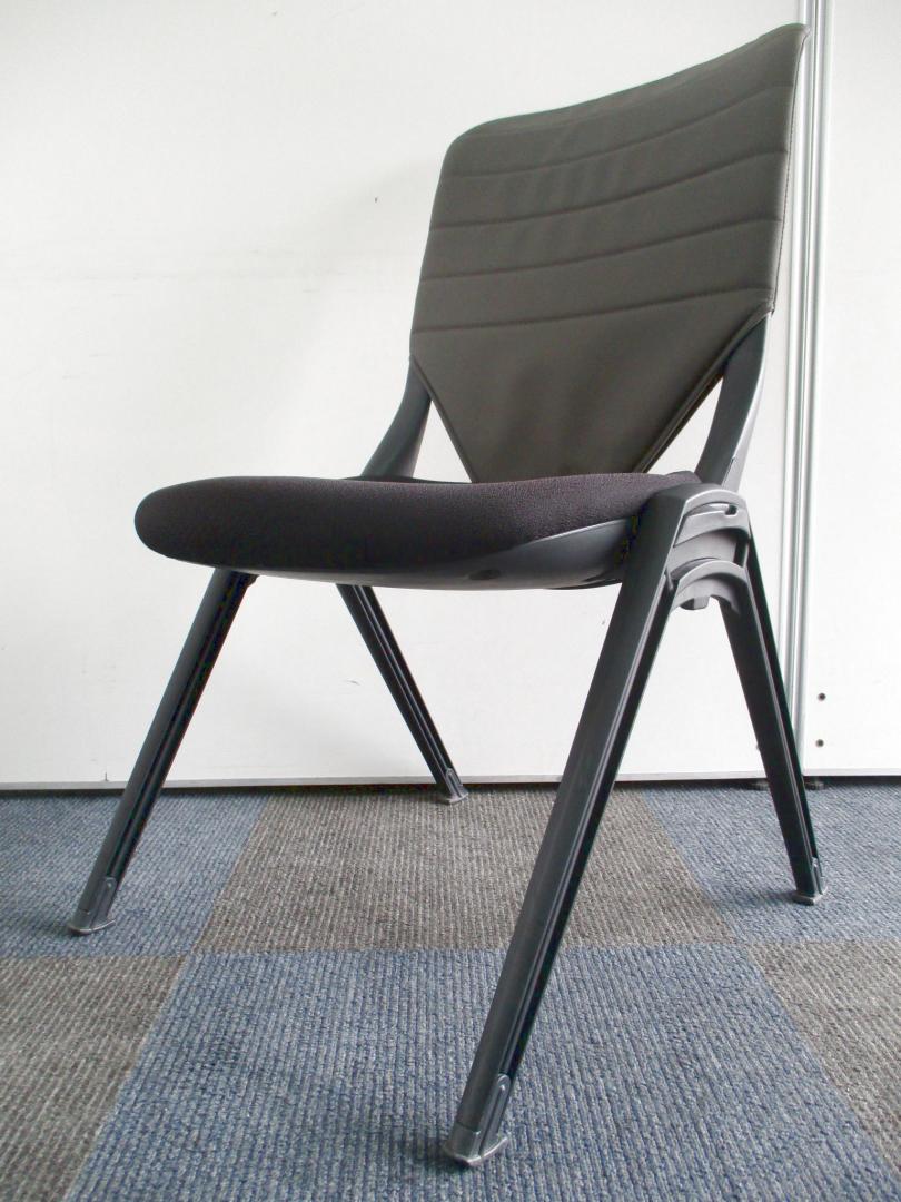 【限定1脚の入荷です！】座面の横に取っ手があります【リクライニングするスタッキングチェア！】
                        KAINOS
                                    中古
            