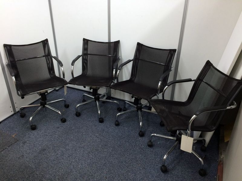 【4脚セット商品】メッシュチェアなので群れる心配なし！！
                        
                                    中古
            