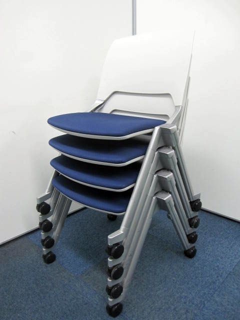 [キャスター良好4脚セット！]内田製｜ＦＭ320シリーズ｜【重ねても、並べても収納できます！】 
                        エフエム-320シリーズ
                                    中古
            