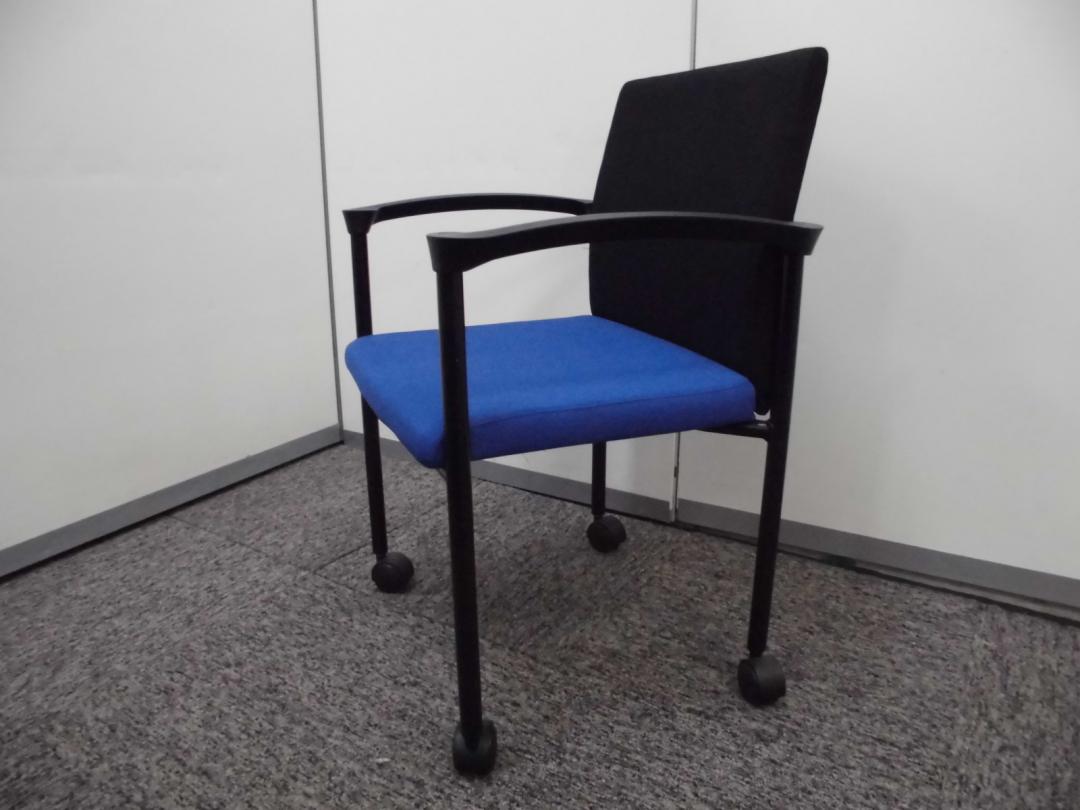 【重ねてスタック可能】キャスター付きミーティングチェア 
                        
                                    中古
            