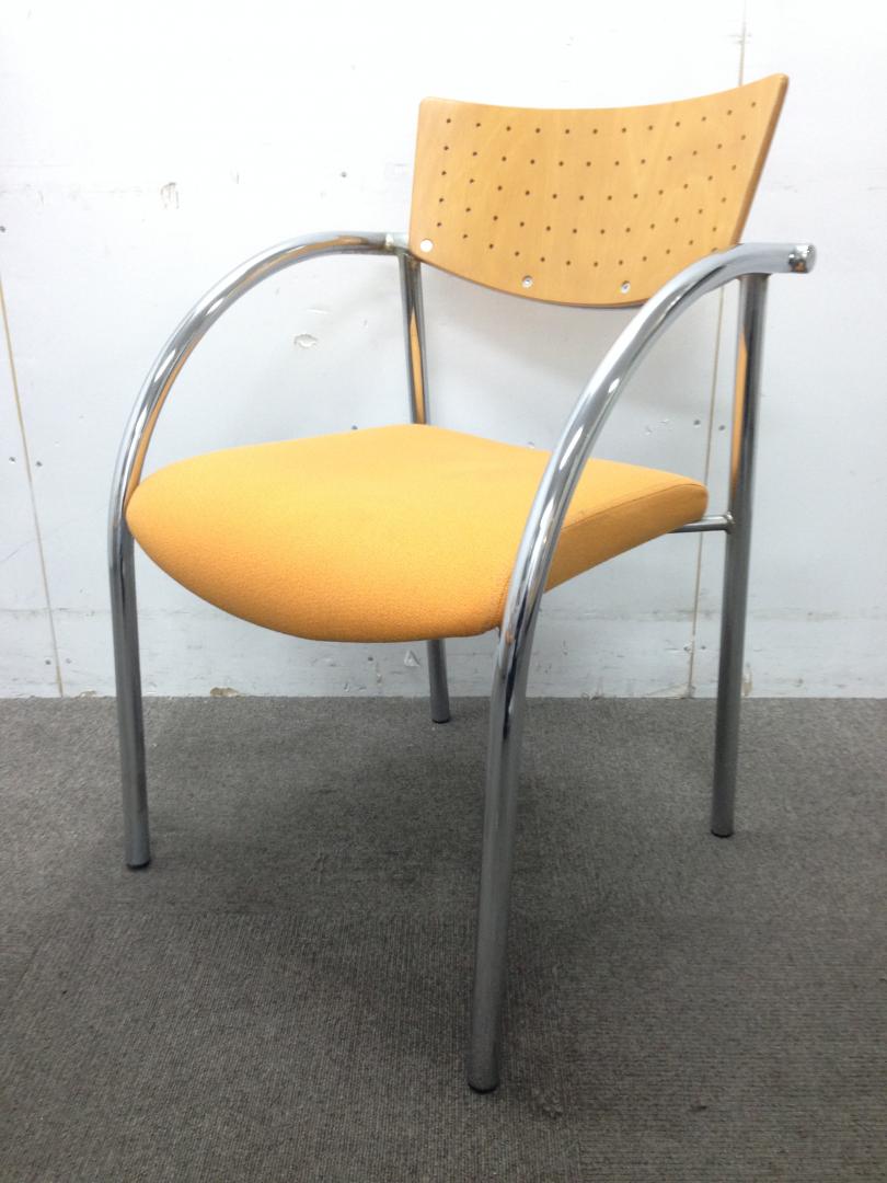 【お洒落なスタッキングチェア】オレンジの座面と木製の背もたれで、派手な色目でも落ち着いた印象です！【6脚揃います】
                        
                                    中古
            