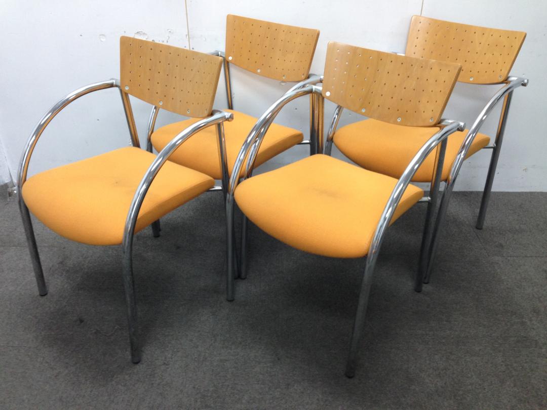 【暖色系のカラーリング】オレンジ色のスタッキングチェア　4脚セットでのご紹介です
                        
                                    中古
            