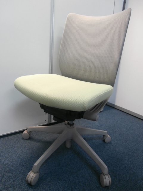 【おつとめ品】【４脚限定入荷】グレーに鮮やかなグリーン色！！
                        ヴィスコンテ
                                    中古
            