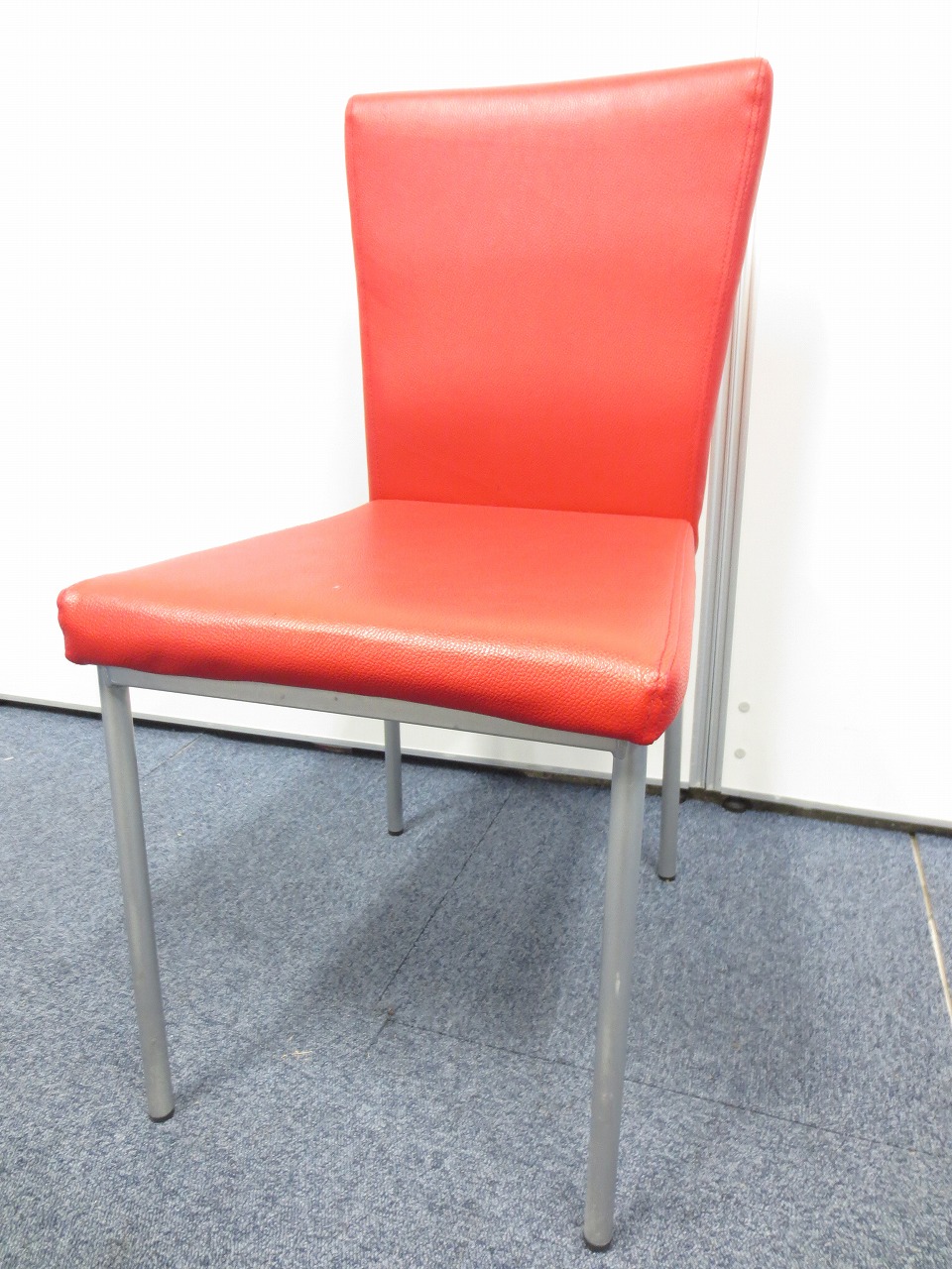 【残り1脚！】軽量で色鮮やかなレッドのチェアでやる気を！
                        
                                    中古
            