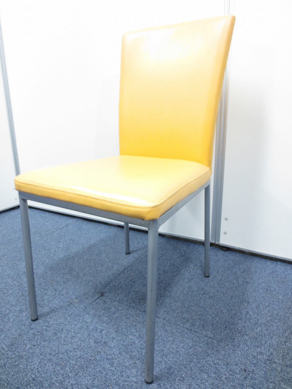 【残り1脚】軽くて色鮮やかなオレンジのスタッキングチェア！
                        
                                    中古
            