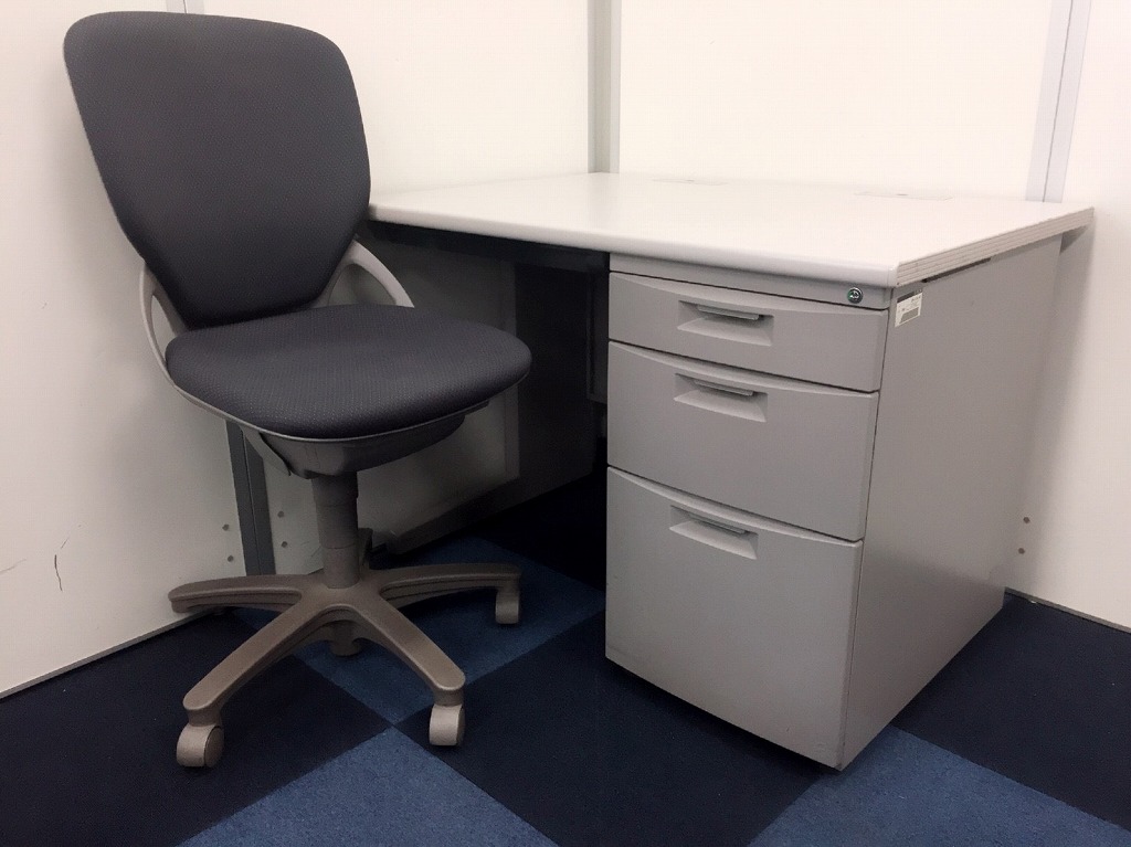 【イトーキ・グレーセット】袖付きのデスクですので収納もばっちり！チェアとのセットですので、急な増員にもこのセットで即対応出来ます！【汚れが目立ち難くおススメ】
                        ＣＺ
                                    中古
            