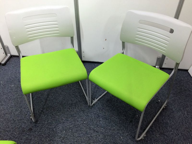 【2脚セット】ライトグリーン　スタッキングチェア
                        
                                    中古
            