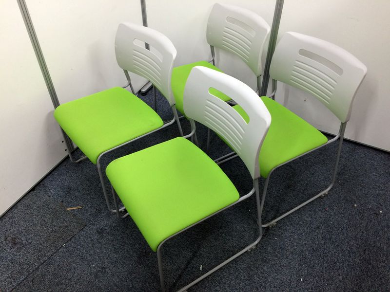 【４脚セット】邪魔にならないスタッキングチェア！セット商品　カラー：ライトグリーン
                        
                                    中古
            