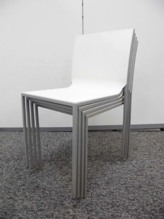 【1セット限定】清潔感のあるホワイトのスタッキングチェア！
                        
                                    中古
            