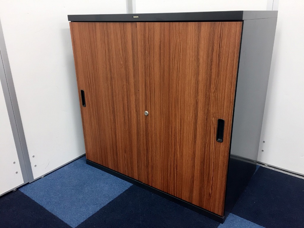 【高級感のある木目調】コクヨ製の引違書庫！書庫では珍しい木目調ですので、役員室等におススメですよ！【限定1台】
                        
                                    中古
            