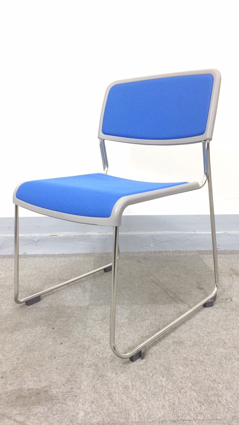 【KS】［状態良好］[20脚揃います]重ねて収納可能な便利なミーティングチェア　会議、打ち合わせ、セミナー用のチェアとしておススメ［スタッキングチェア］
                        
                                    中古
            