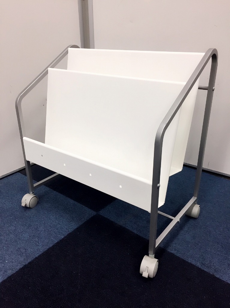 【ホワイト家具】小さめサイズのカタログスタンド！待合室の雑誌入れにもおススメですよ！
                        
                                    中古
            