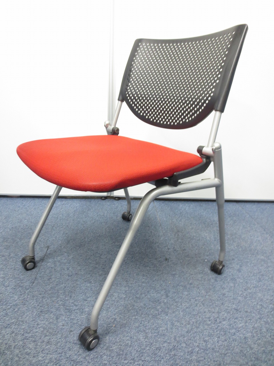 【座面が目立つ赤仕様！】国内メーカー製の定番ネスティングチェア！座面を畳んでの収納が可能でスペース効率◎！
                        プロスタック
                                    中古
            