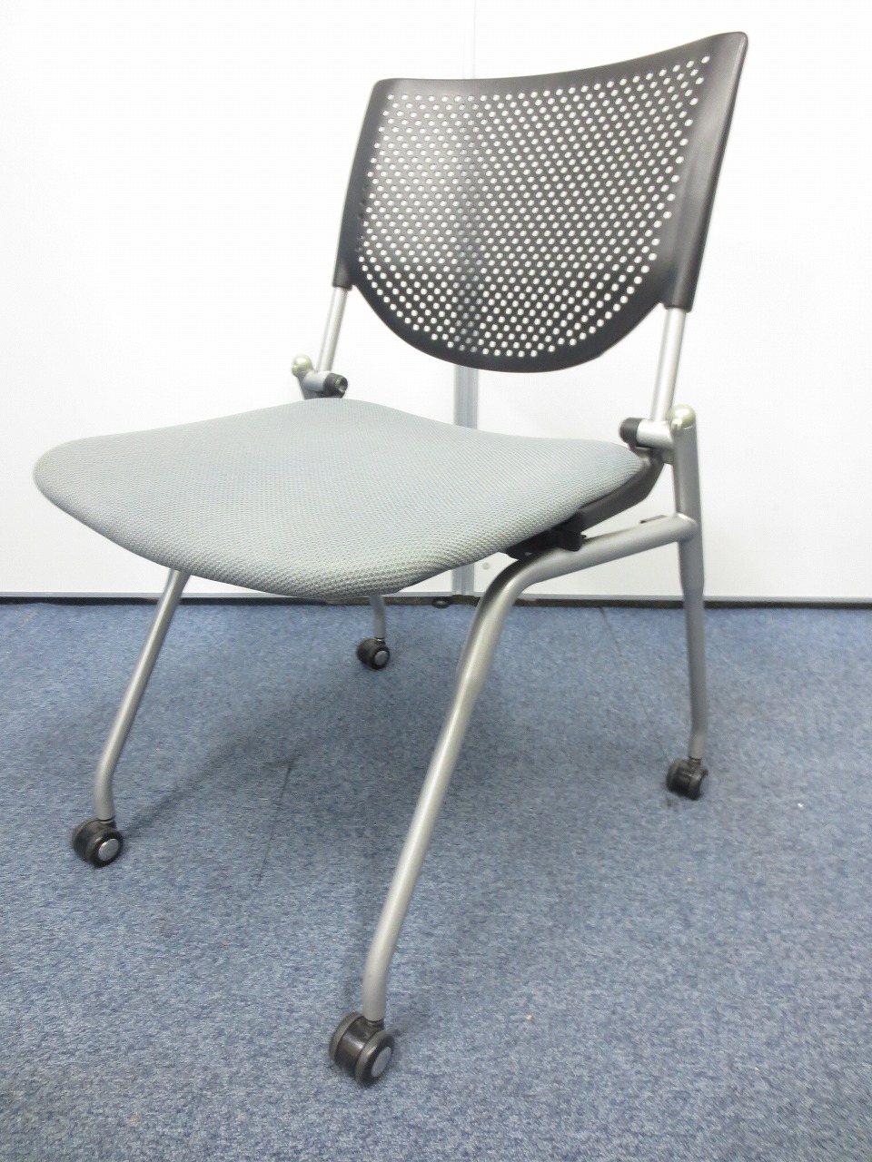 【軽量で座りやすい！】落ち着いたグレーのスタッキングチェア！
                        プロスタック
                                    中古
            