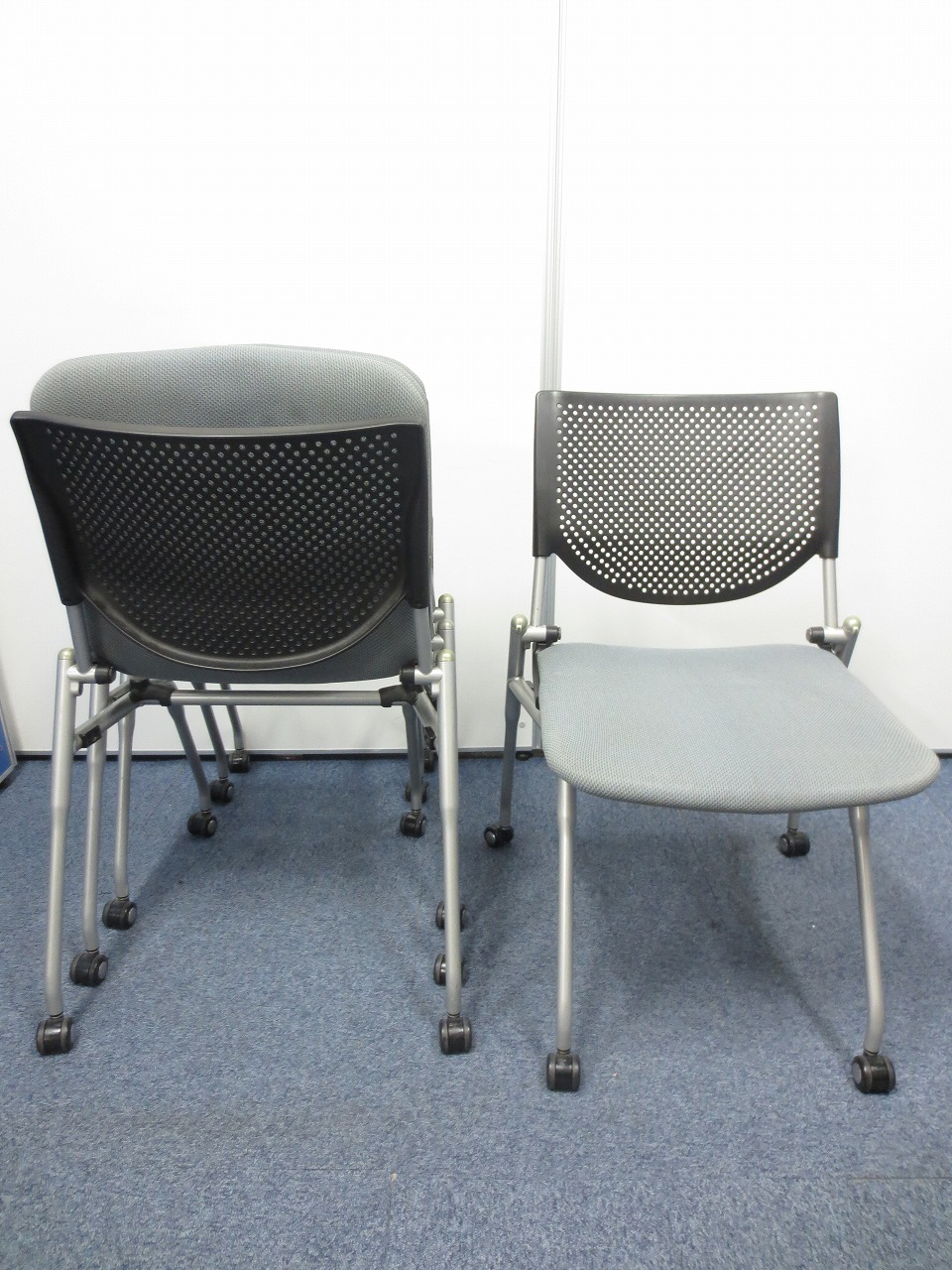【会議用チェアに最適！】落ち着いたグレーのスタッキングチェア！】
                        プロスタック
                                    中古
            