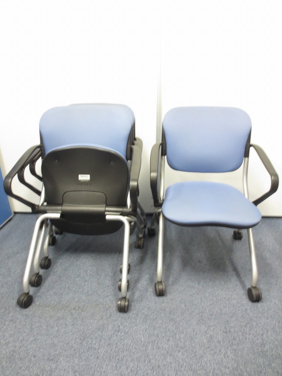 【まとめて収納可能！！】ブルーのネスティングチェアセット！！
                        TORSION
                                    中古
            