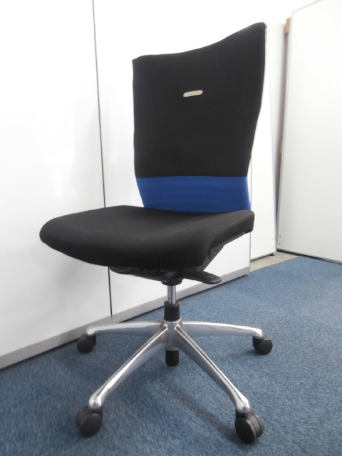 【１脚限定入荷！！大人気チェアが入荷しました！！！】
                        フィーゴ
                                    中古
            