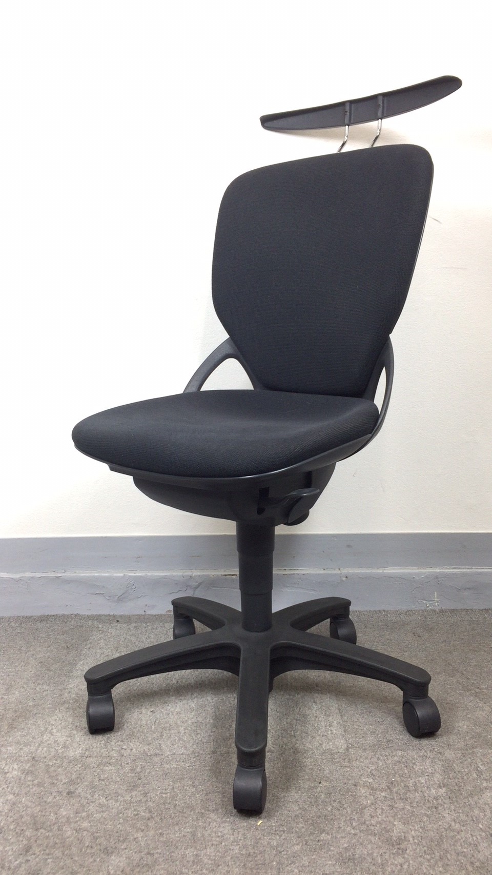 【KS】［店長おススメ!］［包み込むような座り心地］卵のような曲線的なフォルムで長時間作業の負担軽減可能　オフィスチェア　事務椅子［あると便利なハンガー付き］
                        プレーゴ
                                    中古
            