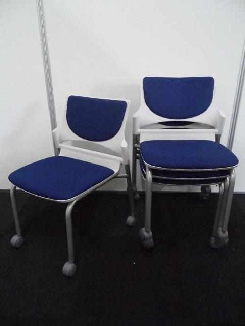 【お得な4脚セット】リフレッシュルームなどに如何でしょうか？【スタッキングチェア】
                        
                                    中古
            