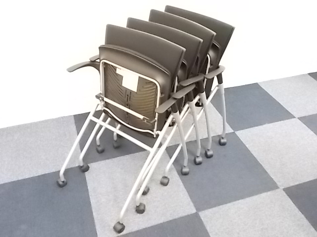 【4脚セット商品】【お買い得】[専門業者によりクリーニング済み!!]イトーキ製 マノスチェア ブラック■畳んで収納可能!!軽量で会議後の後片付けがスムーズです!!人気のネスティングチェア！！肘付!!

                        マノス
                                    中古
            