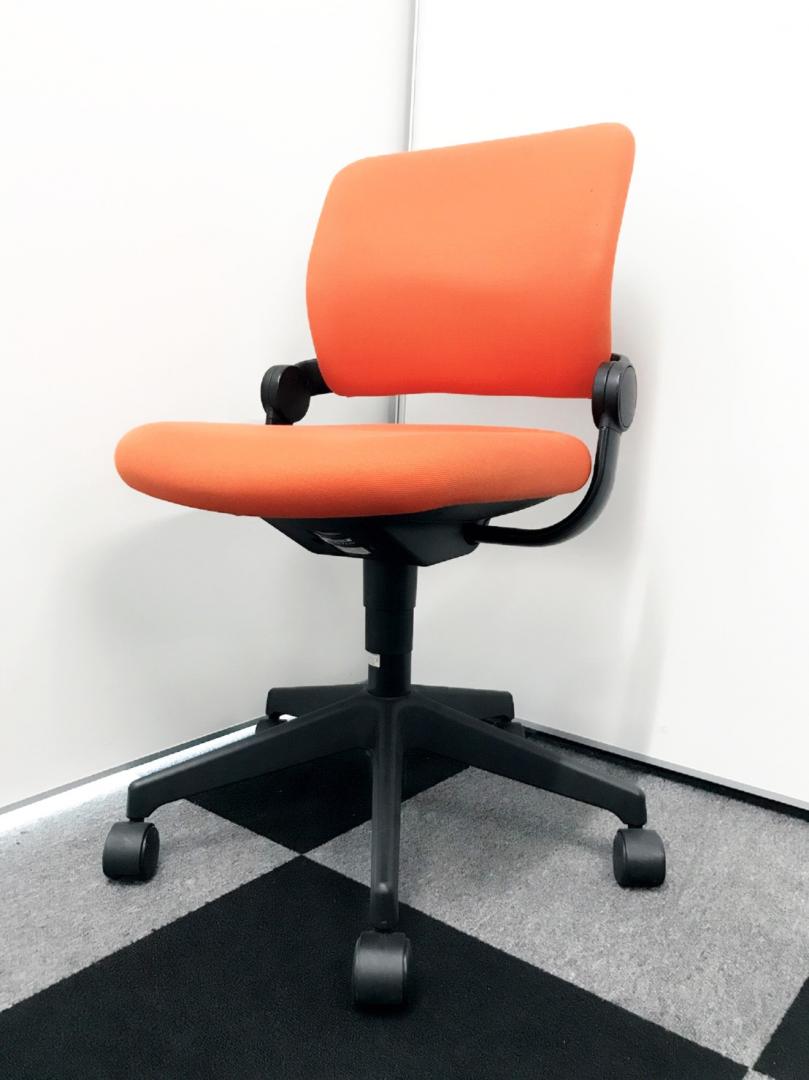 【状態良好　限定2台】鮮やかなオレンジカラーが目を引く機能性に富んだチェア！オフィスに明るさが欲しい方は今すぐお問い合わせを！！
                        サイドフィット
                                    中古
            