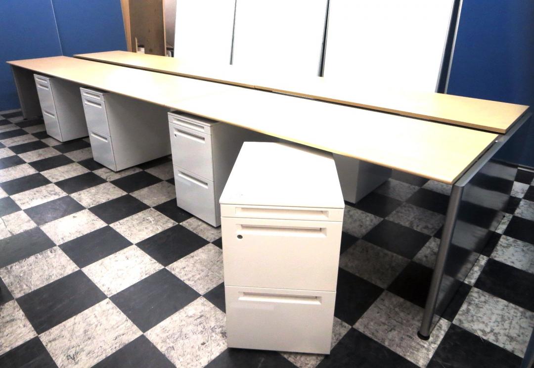 【８名様でお仕事】■幅広４８００ｍｍのフリーアドレスデスク＋３段ワゴン【デスク・ワゴンセット】■片袖机×８構成！
                        ACCESS
                                    中古
            