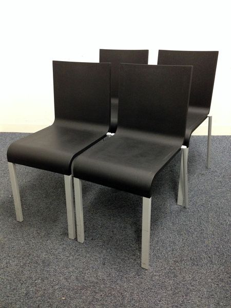 【3セット入荷】憧れのデザイナーズチェア！！　スタック可能で収納も楽々！！
                        
                                    中古
            