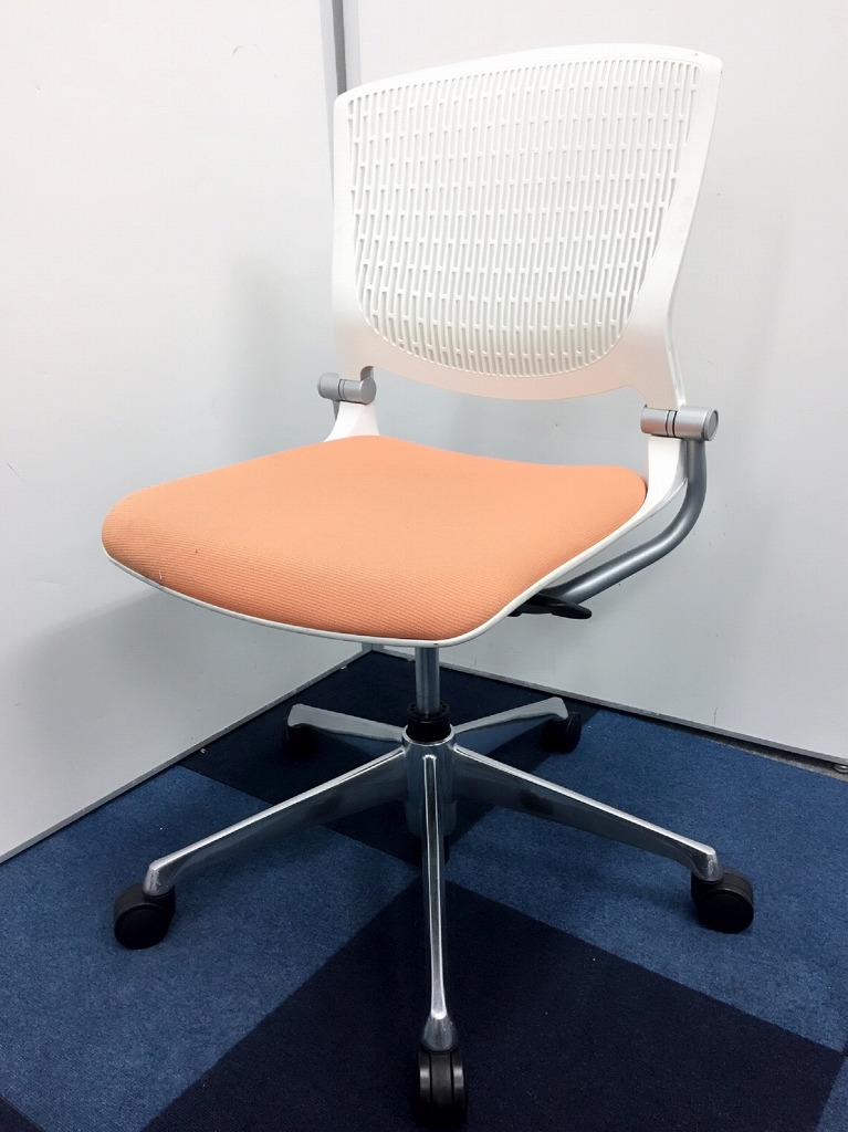 【やわらかな座り心地】5本足タイプのグラータチェア入荷致しました。カラーも鮮やかなオレンジ＋明るいホワイトですので明るいオフィス作りに最適です！【Okamura】【Grata】
                        グラータ
                                    中古
            