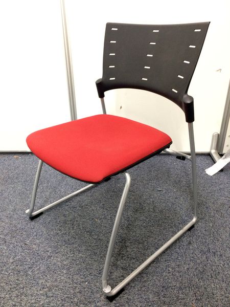 真っ赤に燃えるスタッキングチェア
                        
                                    中古
            